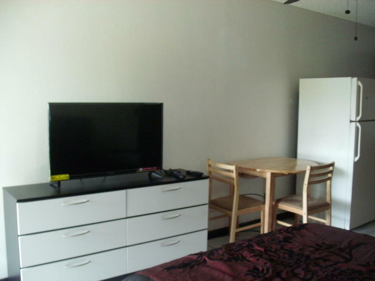 Newly Furnished Large Clean Quiet Private Unit Lägenhet Fort Lauderdale Exteriör bild
