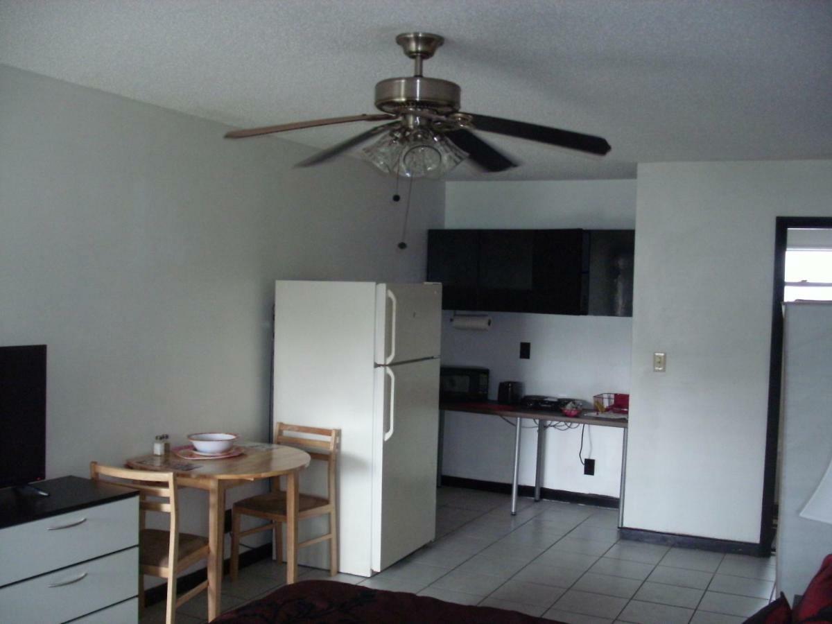 Newly Furnished Large Clean Quiet Private Unit Lägenhet Fort Lauderdale Exteriör bild
